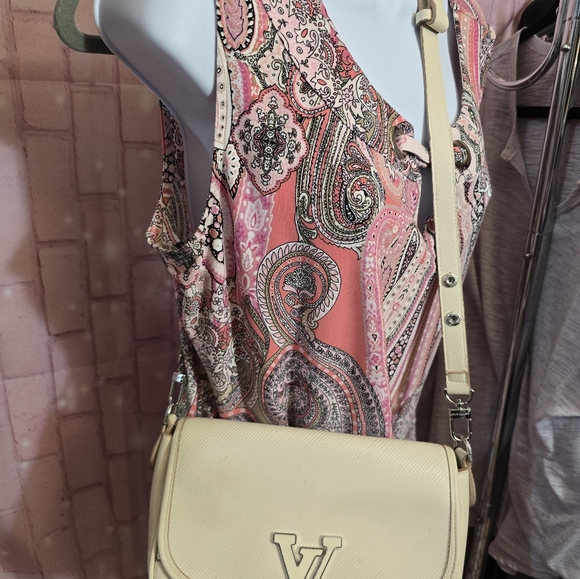 Louis Vuitton - Picture 2 of 8